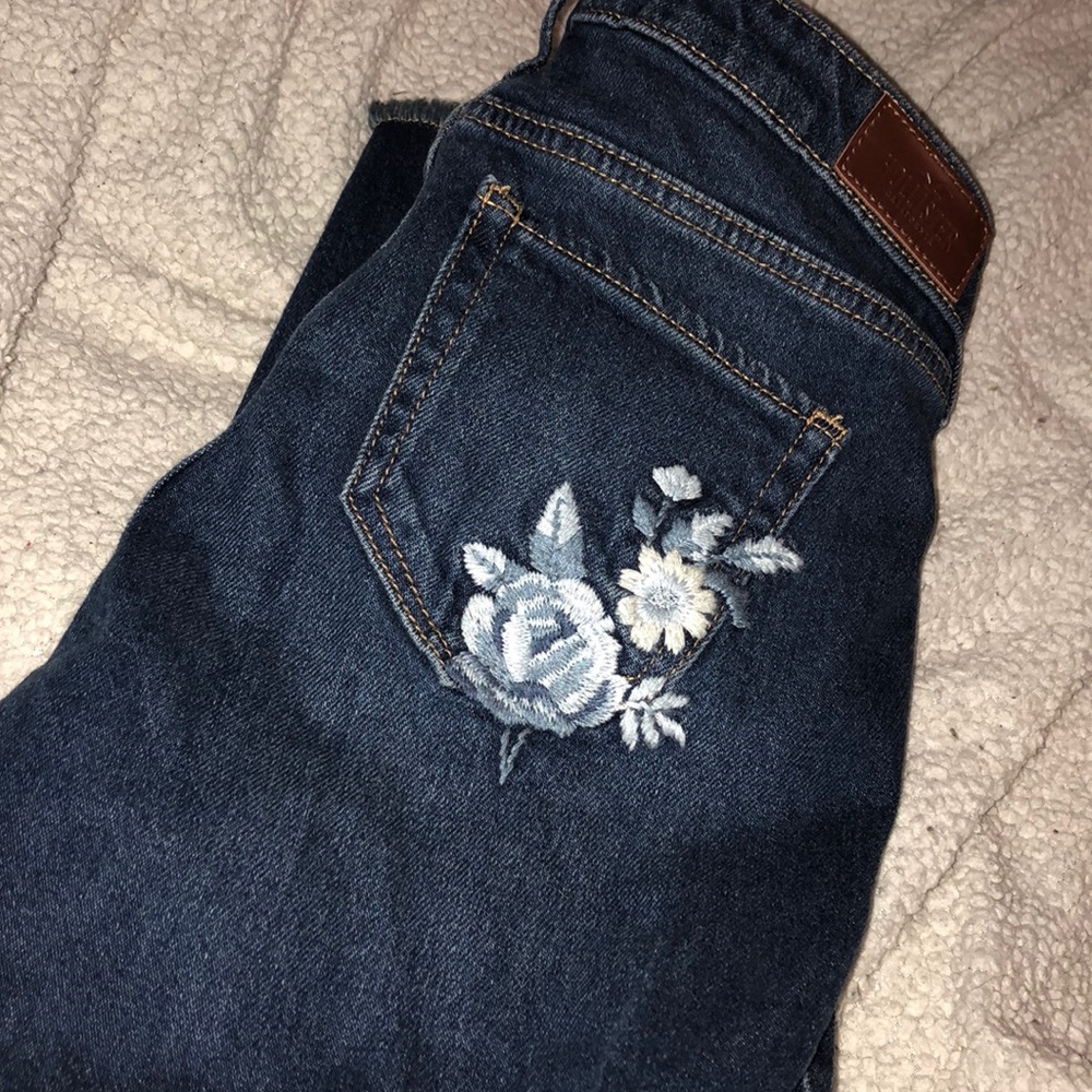 New Hollister embroidered mom jeans